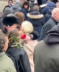 POTRESNI KADROVI NA NOVOM GROBLJU Pevačica grli bivšu ženu i ćerku Milorada Milinkovića, ne mogu da zaustave suze (VIDEO)