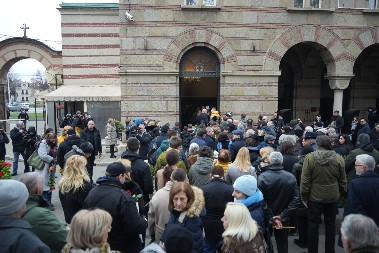 NJU NIKO NIJE OČEKIVAO NA SAHRANI! Mlada glumica vidno utučena na Novom groblju!