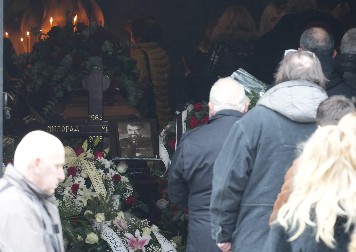 POČELO OPELO MILORADU MILINKOVIĆU! Glumci, prijatelji i kolege se opraštaju, potresne scene na Novom groblju! (FOTO/VIDEO)