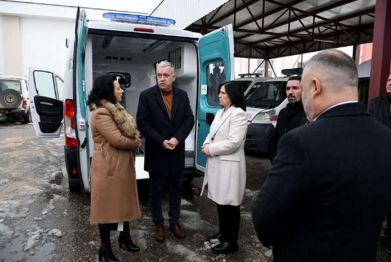 Elek sa saradnicima posetio Gračanicu, novo ambulantno vozilo za Hitnu pomoć u Lapljem selu