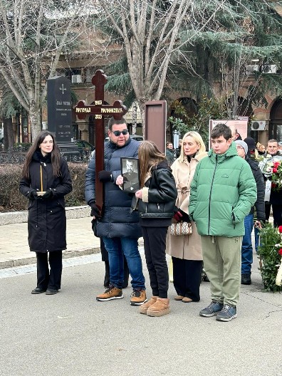 ĆERKA (11) NOSI SLIKU MILORADA MILINKOVIĆA! Bivša supruga uplakana stoji iza deteta, krenula povorka na Novom groblju (VIDEO/FOTO)