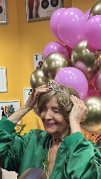 LEPA LUKIĆ KRUNISANA! Torta, baloni i cveće, kraljica narodne muzike danas slavi 85. rođendan!