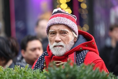 TATA MU JE U SVOJE VREME BIO NAJPRIVLAČNIJI MUŠKARAC, A ON GA NADMAŠIO Čime se bavi sin Arnolda Švarcenegera, a da vidite tek kako izgleda