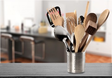 ŠTA JE BRE SVE OVO POČELO DA IZLAZI IZ NJIH? Potopila varjače u kipuću vodu, a ono što se desilo nakon toga je sve zgrozilo