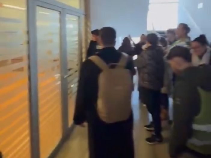 ĐILASOVI STUDENTI UPALI NA MEDICINSKI FAKULTET DA SPREČE KOLEGE DA POLAŽU ISPITE! Došli sa drugih fakulteta da blokiraju druge! (FOTO/VIDEO)