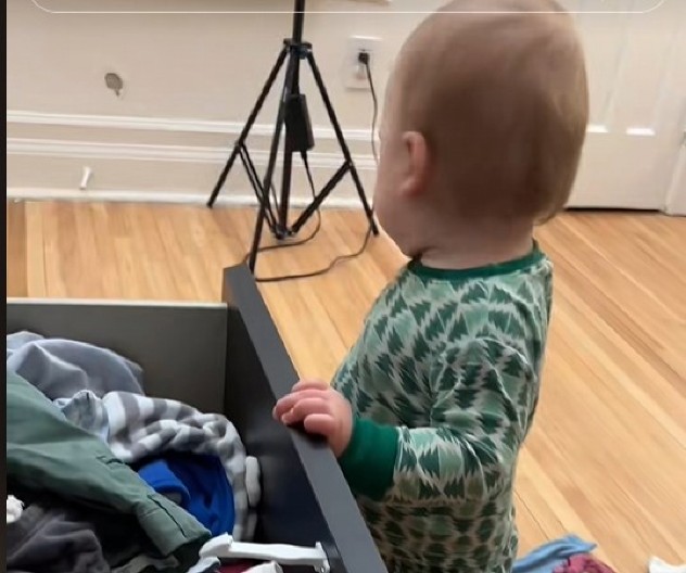 BEBA KOJA BIRA ODEĆU POSTALA HIT! Mali dečak tačno zna šta želi da obuče, svima izmamio osmeh