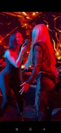 DARA BUBAMARA SA MLAĐOM PEVAČICOM NAPRAVILA HAOS ZA SRPSKU NOVU GODINU! Atmosfera na zavidnom nivou! (VIDEO)