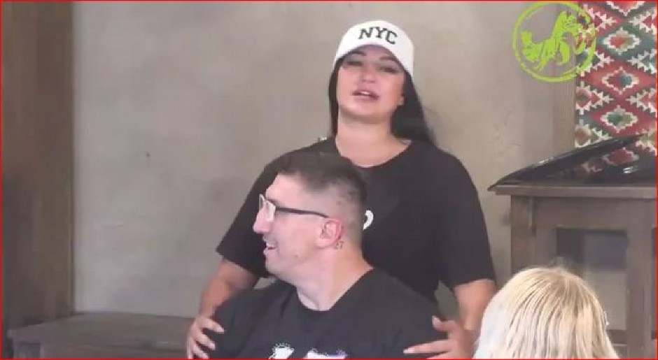 ŠOK! KRISTIJAN ZAMAĐIJAN?! Golubović uhvatio rijaliti učesnicu kako mu ovo stavlja u kafu!