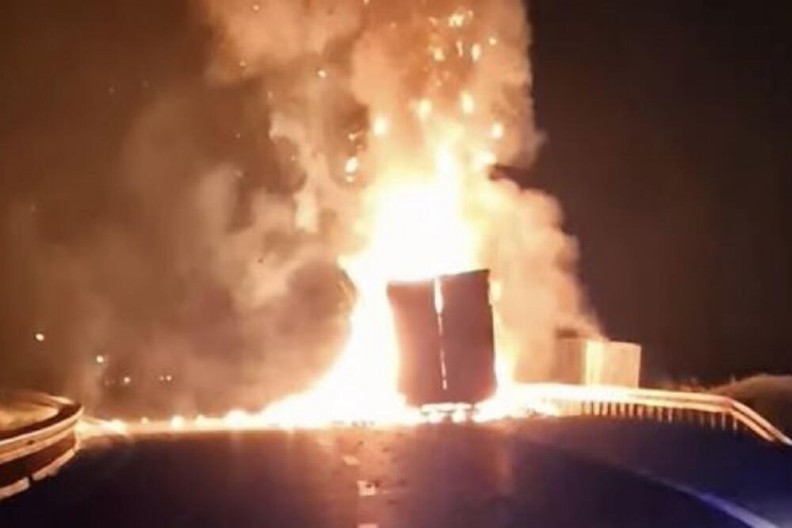 IZGORELO HILJADE DHL PAKETA Teška havarija na auto-putu