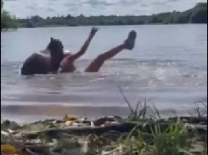 DEVOJKA PLIVALA, PA PRIMETILA GLODARA I POČELA DA BEŽI Zver pokušala da je ugrize i počupala je sve iz snage, vrištala za pomoć! (VIDEO)