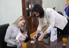 A OD GRADA DETETU ZLATNIK! Beba Bogdana iz Sevojna rodila se na poseban dan za Užice!