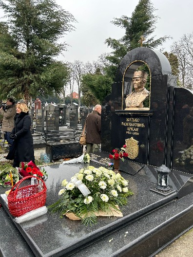 25 GODINA OD SMRTI ŽELJKA RAŽNATOVIĆA ARKANA Ceca i Anastasija utučene prišle grobu, folk diva sva u crnom, naočare joj prekrile celo lice (VIDEO)