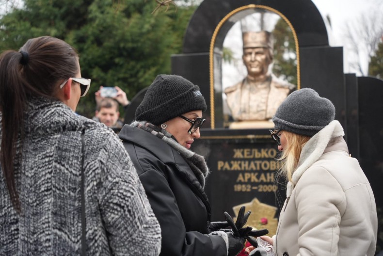 ANASTASIJA NEUTEŠNO GLEDA U OČEV GROB Prišla joj i Ceca, a Veljkov pogled kida dušu, najbolniji trenutak na pomenu!