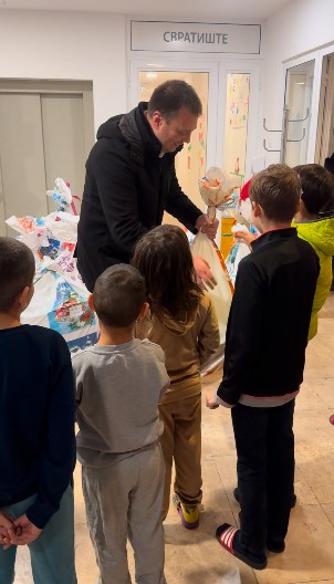 Marko Popadić uručio novogodišnje poklone mališanima u Prihvatilištu za decu Beograda