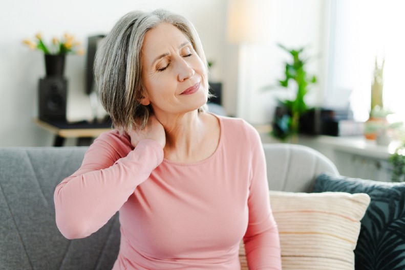 REŠITE SE BOLA U VRATU ZA 1 MINUT Primenite trik koji će brzo ublažiti neprijatnu tegobu