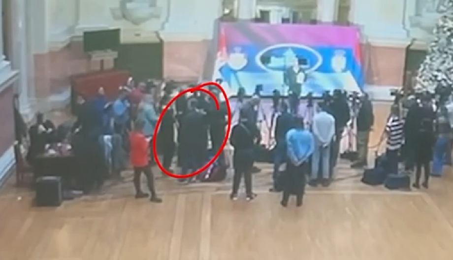 OPOZICIONI POLITIČAR KOJI ĆE OSTATI POZNAT PO OTIMANJU MIKROFONA NOVINARIMA (VIDEO)