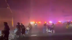 NOSE IH NA RUKAMA I VOZE U KOLICIMA Amerikanci nemaju čime da evakuišu bolnicu, dok vatrena stihija guta Los Anđeles (VIDEO)