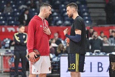 PRELEPA SLIKA U ARENI Gudurić izašao na parket Arene, navijači upali u trans, a evo kako su ga dočekali bivši saigrači (VIDEO)