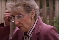 BABA SE OŠURILA VRELOM KAFOM U ''MEKU'' Dobila ozbiljne opekotine pa namlatila debelu odštetu, odrala ih kao Musa jarca!