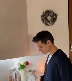 OD NJEGOVE LEPOTE TEŠKO DA SE PRIMETE I NJEGOVA IZVRSNA JELA On je neodoljivi kuvar sa društvenih mreža, žene padaju u trans, ali postoji jedna začkoljica