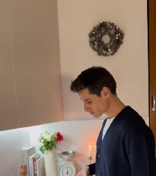 OD NJEGOVE LEPOTE TEŠKO DA SE PRIMETE I NJEGOVA IZVRSNA JELA On je neodoljivi kuvar sa društvenih mreža, žene padaju u trans, ali postoji jedna začkoljica