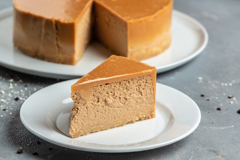 NEODOLJIVI KARAMEL KOLAČ Mekan kao pamuk, a topi se u ustima, nikad kremastiji niste jeli