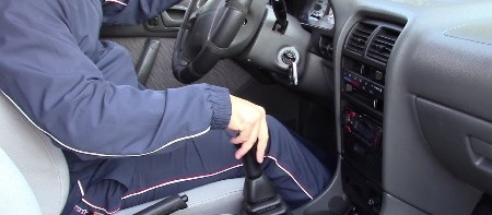 MALO VOZAČA OVO ZNA Uradite jednu stvar pre gašenja automobila i sprečite kvarove