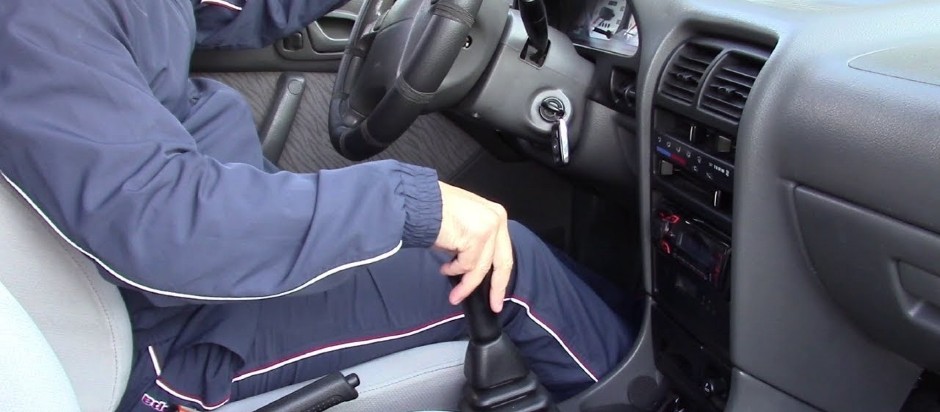 MALO VOZAČA OVO ZNA Uradite jednu stvar pre gašenja automobila i sprečite kvarove