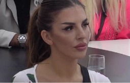 PROPAŠĆE U ZEMLJU KADA SAZNA! Procurila poražavajuća fotka Ene Čolić: Javnost u šoku zbog onoga što drži u ruci