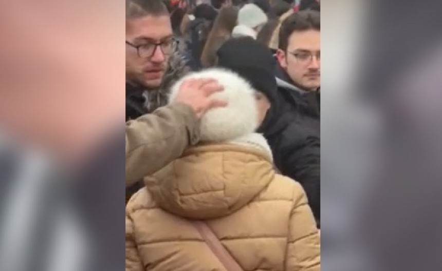 BAKA (65) KOJA JE NAPADNUTA U NOVOM SADU OD STRANE DEMONSTARANATA HITNO ODVEDENA U BOLNICU: Ima jake bolove u predelu kičme i kuka! (VIDEO)