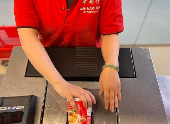 UPALA JE U PRODAVNICU S GRUPOM MUŠKARACA Blagajnica je odmah shvatila da nešto nije u redu, ono što je policija otkrila LEDI KRV U ŽILAMA!