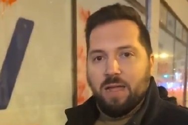 U MANIRU NAJGORIH HULIGANA Pogačar i njegovi kapuljaši zajedno sa Brkovićem uništavaju prostorije SNS u Novom Sadu (VIDEO)