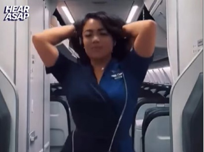 AU BRE DEVOJKO, PA GDE TI JE BILA PAMET? Stjuardesa napravila skandal u avionu pa dobila otkaz, ali tu nije kraj njenom bezobrazluku! (VIDEO)