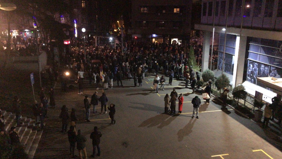 ODRŽAN POLITIČKI PROTEST ISPRED RTS-a Centar grada blokiran, među prisutnima bio i Dragan Đilas (FOTO/VIDEO)