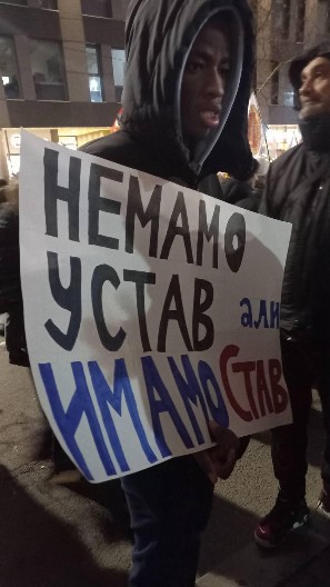 I ON JE STUDENT? Na protestu ispred RTS-a demonstriraju i stranci (FOTO)