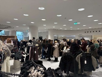 CRNI PETAK PARALISAO "ZARU" Kupci pohrlili kao da je sve džabe, u redu se čeka i po sat vremena (FOTO)