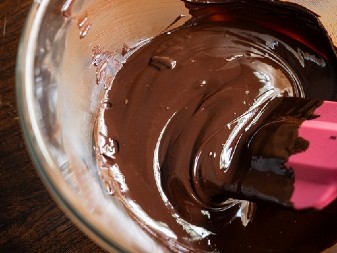 KAKO DA ČOKOLADNA GLAZURA NE PUCA KAD SEČETE KOLAČ  Poslastičar otkrio caku koju je do sada krio od svih