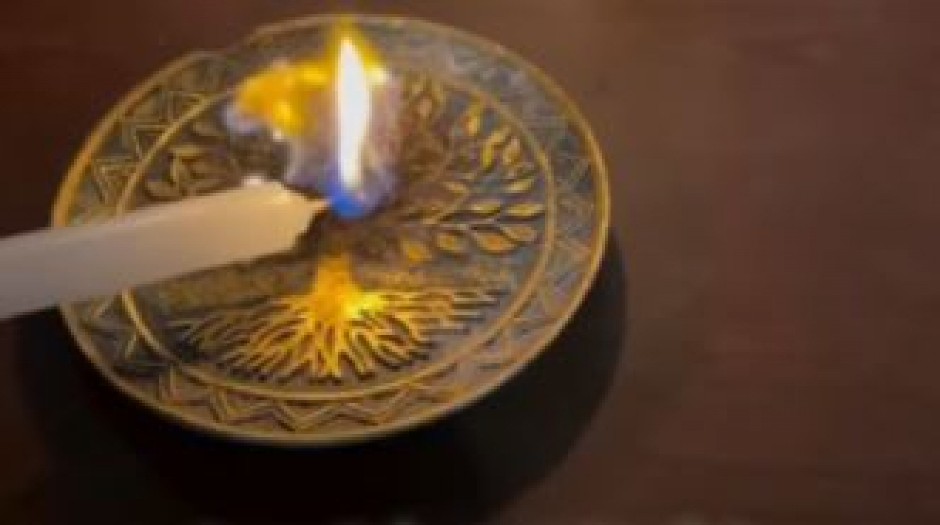 OPALU KOSU SPALITE KAD VAS ŽIVOT PRITISNE, NOVČANICE UVALJAJTE U SO ZA BOLJI PRILIV Ovo su rituali za koje se veruje da donose zaštitu, mir i novac