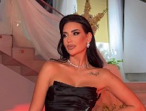 "ZVALI SU ME DASKA, PA SAM URADILA SILIKONE" Našu pevačicu urnisali zbog izgleda, a sada pokazala gigantske grudi i tetovažu (FOTO)