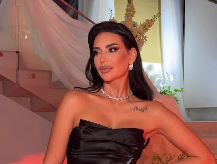 "ZVALI SU ME DASKA, PA SAM URADILA SILIKONE" Našu pevačicu urnisali zbog izgleda, a sada pokazala gigantske grudi i tetovažu (FOTO)