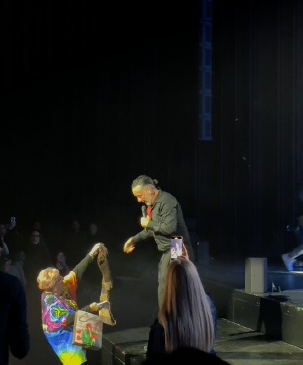 KONCERT NIJE NI POČEO, A VEĆ SE DESILO NEŠTO NEOČEKIVANO Toni Cetinski se šokirao kada je ugledao ovo (VIDEO)