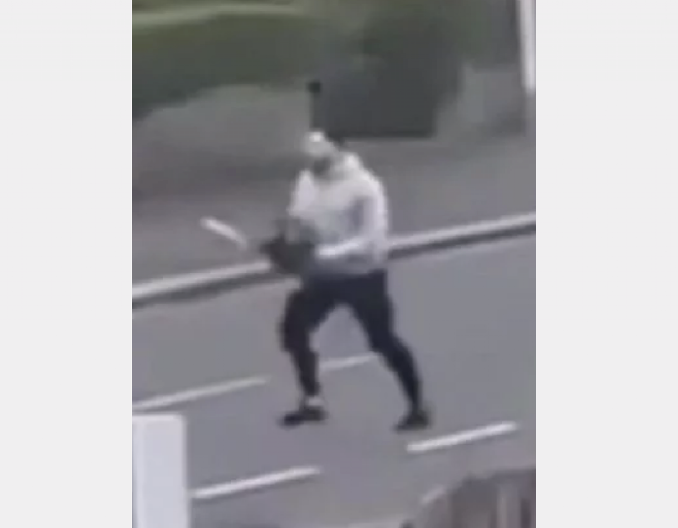 MUŠKARAC JURIO POLICAJCA MOTORNOM TESTEROM! Osuđen za pokušaj ubistva