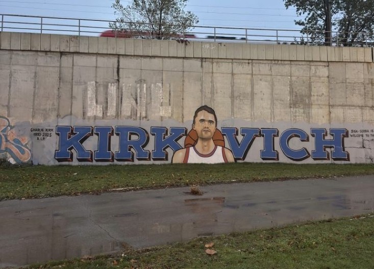 KIRKOVIĆ! U Beogradu osvanuo mural posvećen tragično ubijenom Čarliju Kirku!