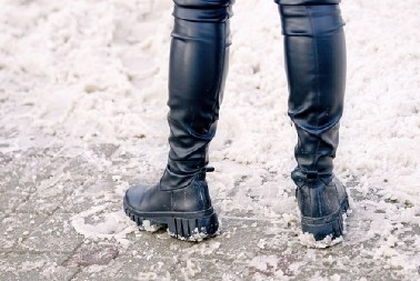 NOGE SU VAM ČESTO MOKRE?  Evo kako da za par minuta dobijete vodootporne čizme - sve imate u kući