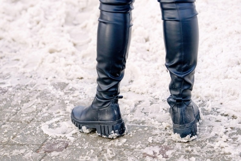 NOGE SU VAM ČESTO MOKRE?  Evo kako da za par minuta dobijete vodootporne čizme - sve imate u kući