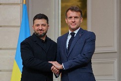 ZELENSKI SUTRA IDE U PARIZ Makron ga dočekuje ovim povodom