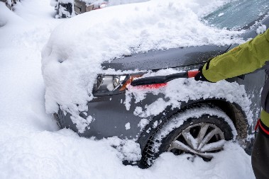 STRUČNJAK OTKRIO KLJUČNI SAVET ZA VOZAČE KOJI SE ZAGLAVE U SNEGU "Ovo je jedina stvar koju možete da uradite"