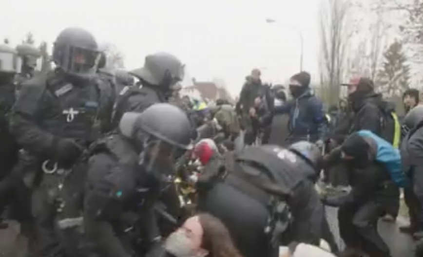 DEMOKRATSKE METODE NA DELU Blokaderi napali nemačku policiju, a onda su zažalili što im je to ikada palo na pamet!