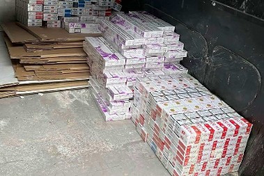 VOZAČ U KAMIONU ŠVERCOVAO ROBU VREDNU 15 MILIONA DINARA Zaplena cigareta kod Šida