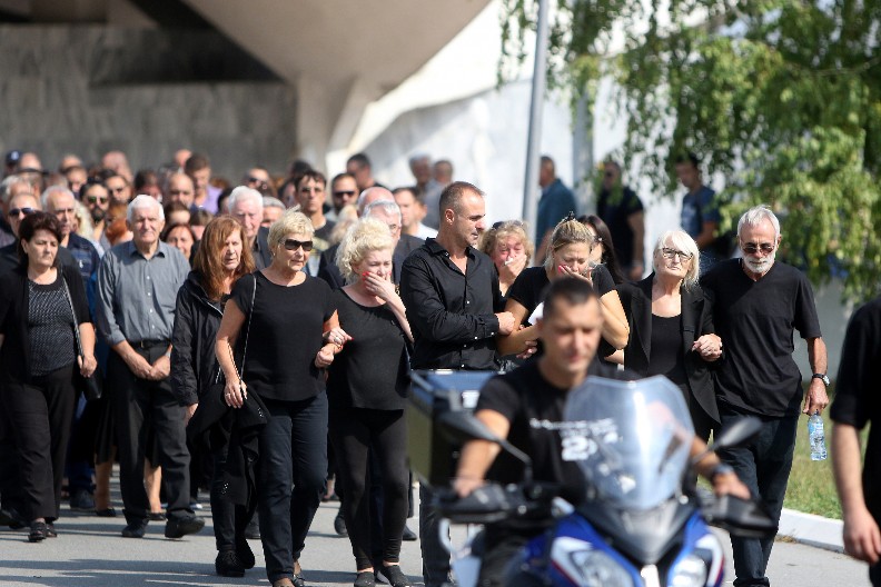 UDOVICA NAŠEG PEVAČA SLOMLJENA OD BOLA Ovo su bile njene prve reči nakon jezive tragedije